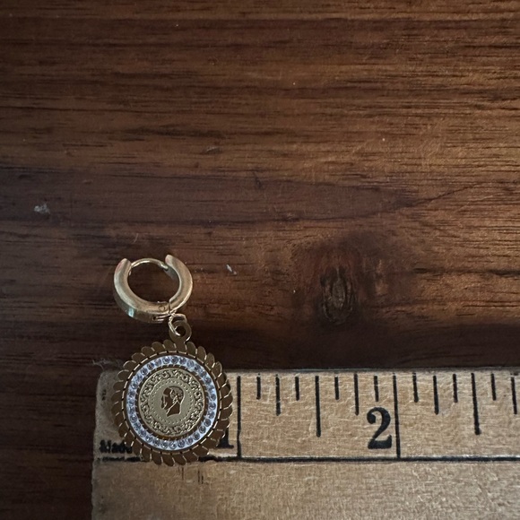 Count stainless earrings. NWT - Picture 6 of 6